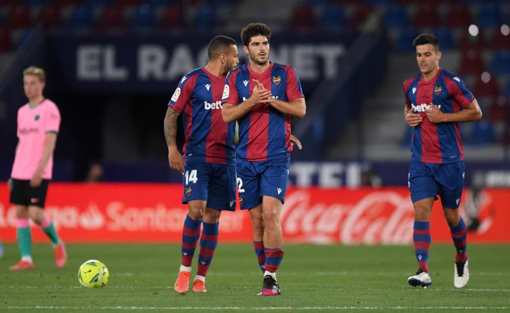 Con el empate 3-3 del Barcelona frente al Levante, parece que los catalanes no quieren ganar La LIga y le dan oportunidad al Real Madrid y al Atlético de Madrid de separarse a en la tabla.