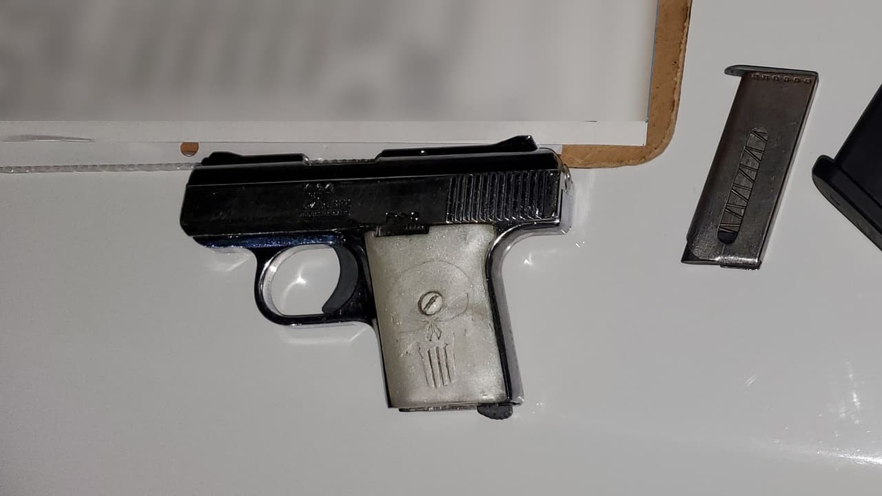 También se aseguraron dos pistolas en el vehículo que fueron incautadas por las autoridades.