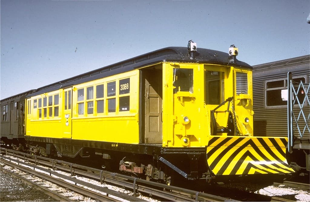 Los Redbirds modificados (y pintados) ahora cargan varios galones de un químico conocido como propilenglicol, que se usa para derretir el hielo de los carriles y mantener a los vagones del subway en movimiento.