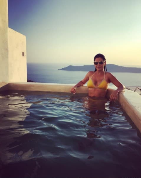 En julio del 2016, Ana Patricia eligió un bikini amarillo para broncearse bajo el sol de Santorini.