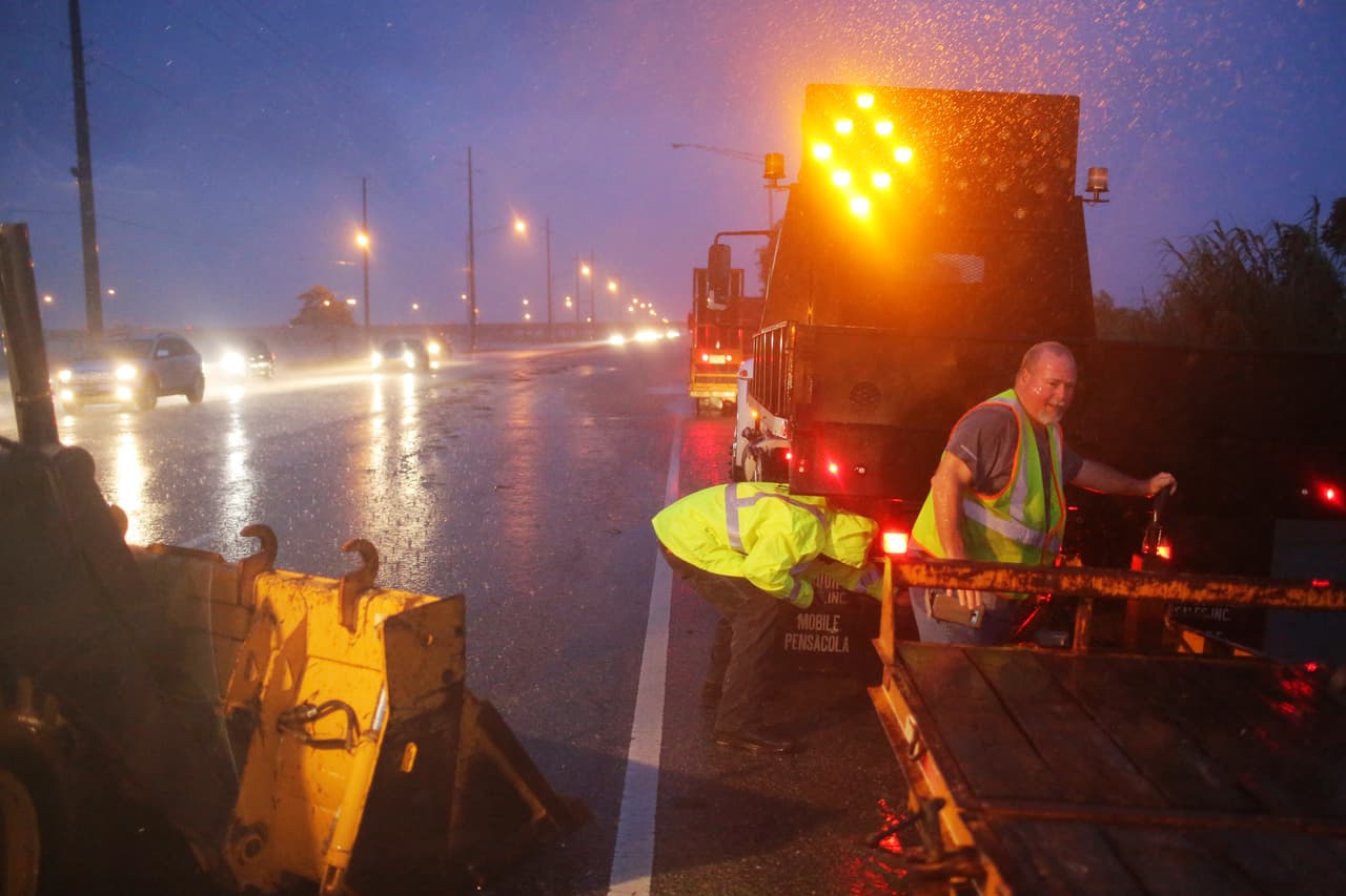 La agencia de manejo de emergencias de Mississippi levantó las órdenes de evacuación y los toques de queda para los residentes del sur de Mississippi, según Ray Coleman, vocero de la agencia. En la fotografía la inundación de la autopista 98, en Spanish Fort, Alabama.
