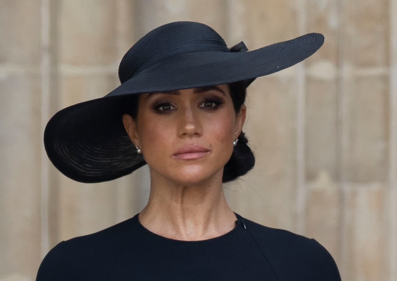 En el cierre de homenajes a la reina, Meghan Markle quiso rendirle honor usando unos pendientes de perla que le regaló la monarca.