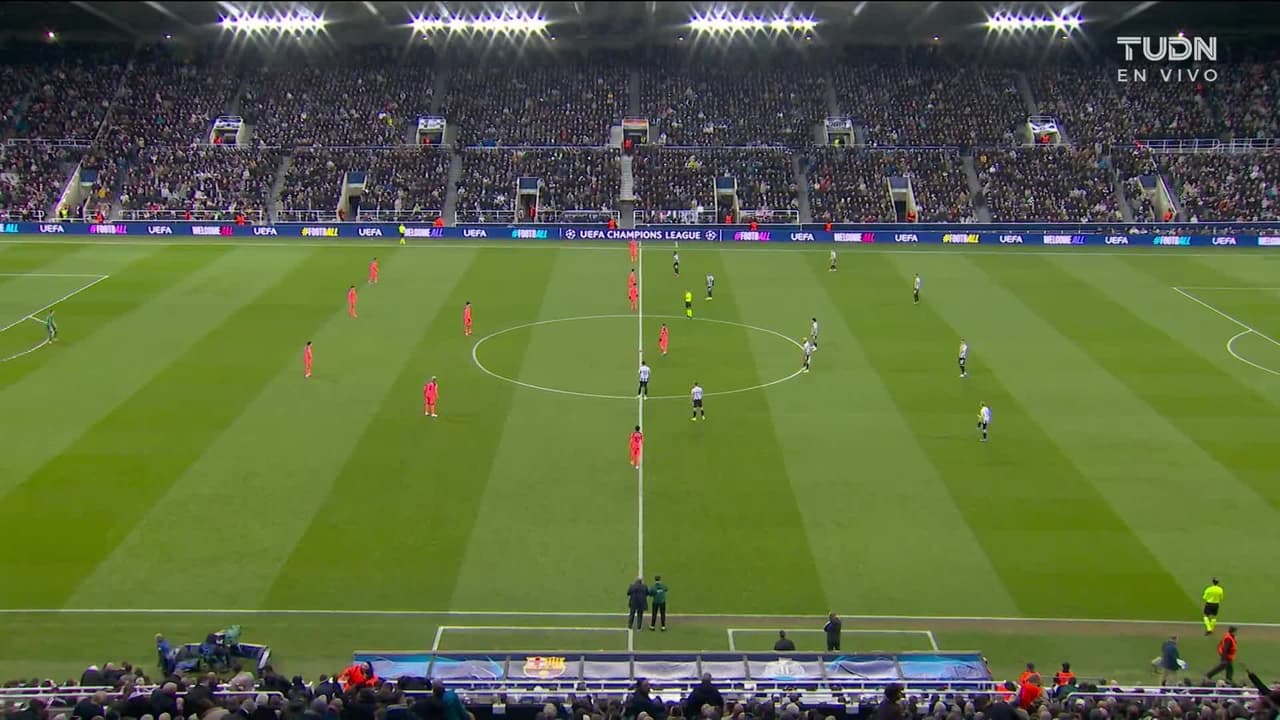 Arranca el partido y la pelota está en juego.