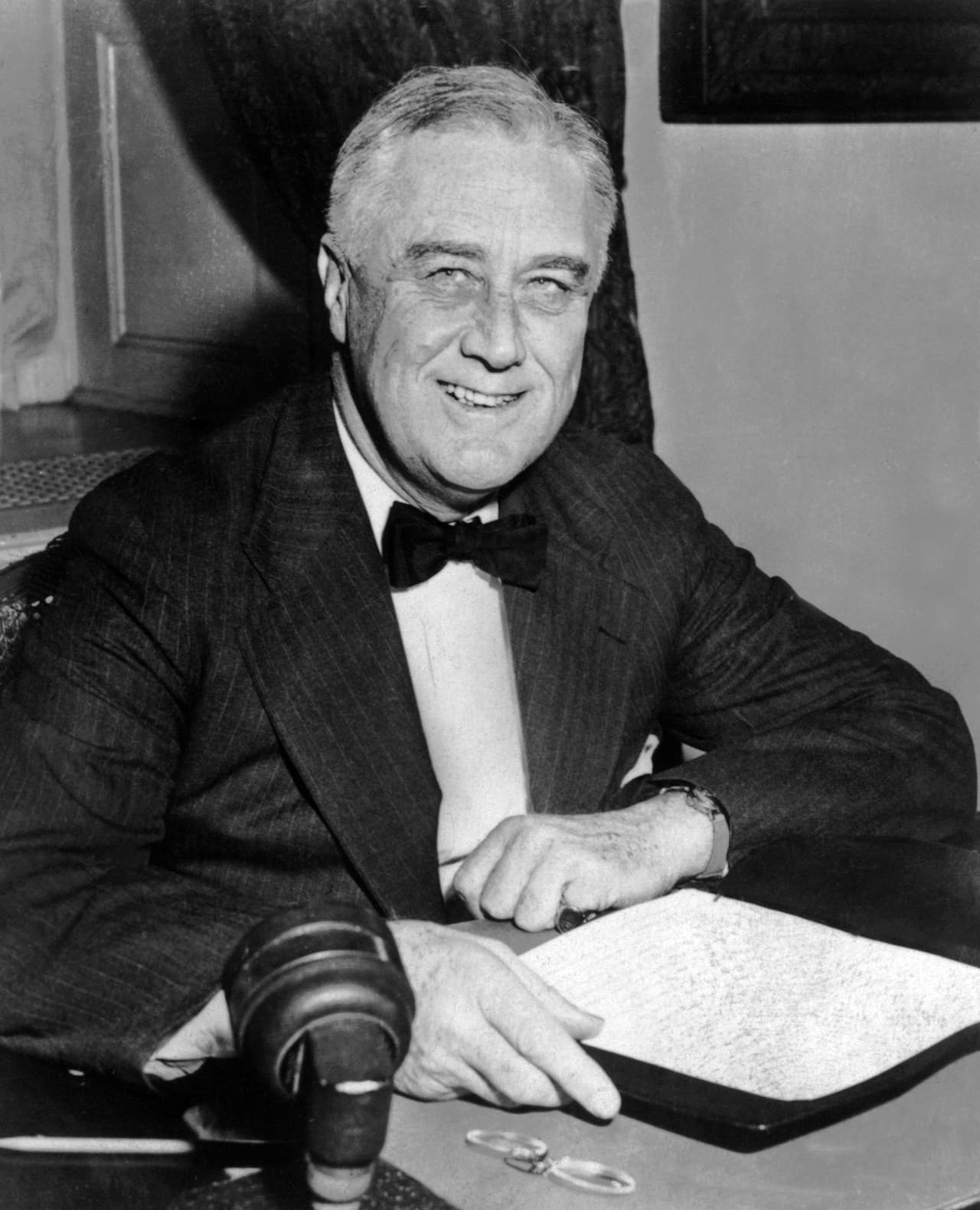 Franklin D. Roosevelt (1882–1945)
<a href="http://kids.nationalgeographic.com/explore/history/presidential-fun-facts/">fue el primer presidente en viajar en avión</a> y el que más ha estado en el poder, con tres periodos consecutivos. Fue senador muy joven, pero sufrió de polio y su carrera política se vio interrumpida. Muchos pensaron que se trataba de su fin, pero sorprendió de un momento a otro con una campaña para ser gobernador de Nueva York y ganó por un amplio margen. Tuvo un romance con la secretaria de la primera dama,
<a href="https://en.wikipedia.org/w/index.php?title=Lucy_Mercer_Rutherfurd&action=edit&redlink=1">Lucy Mercer Rutherfurd.</a> Su esposa le pidió el divorcio, pero su suegra, Sarah Roosevelt, millonaria y controladora, hizo todo lo posible para mantener el matrimonio y la carrera política de su hijo a flote, al punto de pagarle una casa aparte a la primera dama,
<a href="https://es.wikipedia.org/wiki/Eleanor_Roosevelt">Eleanor,</a> para ayudarlos a mantener las apariencias de un matrimonio feliz. Roosevelt fue el presidente de las obras públicas: carreteras, escuelas y presas fueron construidas en su mandato para generar empleo y sacar al país de la crisis. Su plan se llamó el New Deal, que tuvo acciones específicas para cuidar a la población, con reformas al sistema bancario y leyes sindicales. Además, preparó al país para la inminente entrada a la segunda guerra mundial. Cuando ocurrió el ataque a Pearl Harbor, el país ya estaba con una política de rearme, economía de guerra y relaciones diplomáticas avanzadas con Rusia.