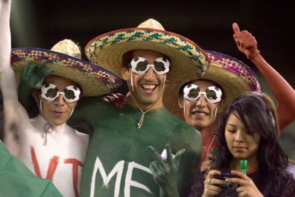 La celebración del 5 de Mayo da para todo, y eso aplica a la vestimenta. Algunos muy tradicionales, otros no tanto, pero lo que cuenta es el color y sabor de nuestras raíces ¿No lo crees? ¿Cinco de Mayo no es un día festivo?, la respuesta aquí