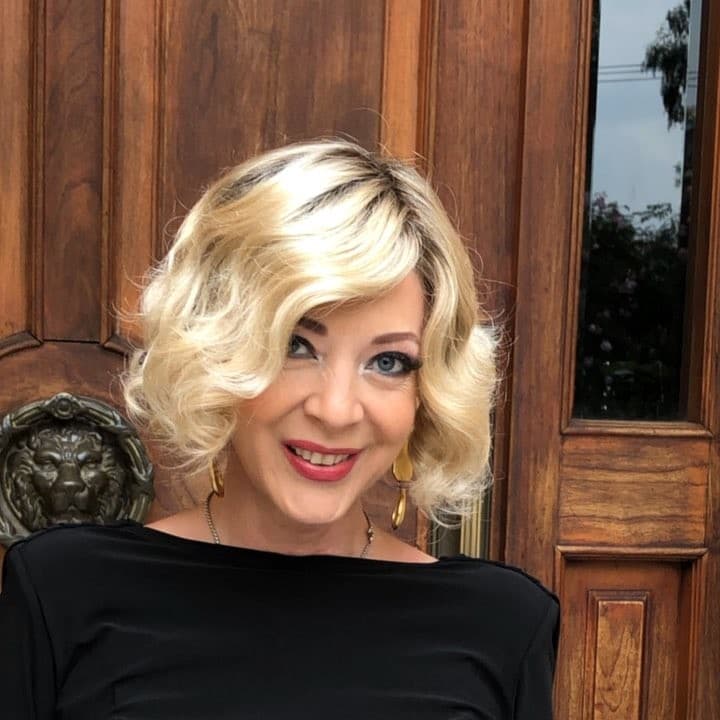 En diversas ocasiones, la también bailarina compartió fotografías en su perfil de Instagram donde se aprecia, al fondo, la puerta de madera de su residencia.