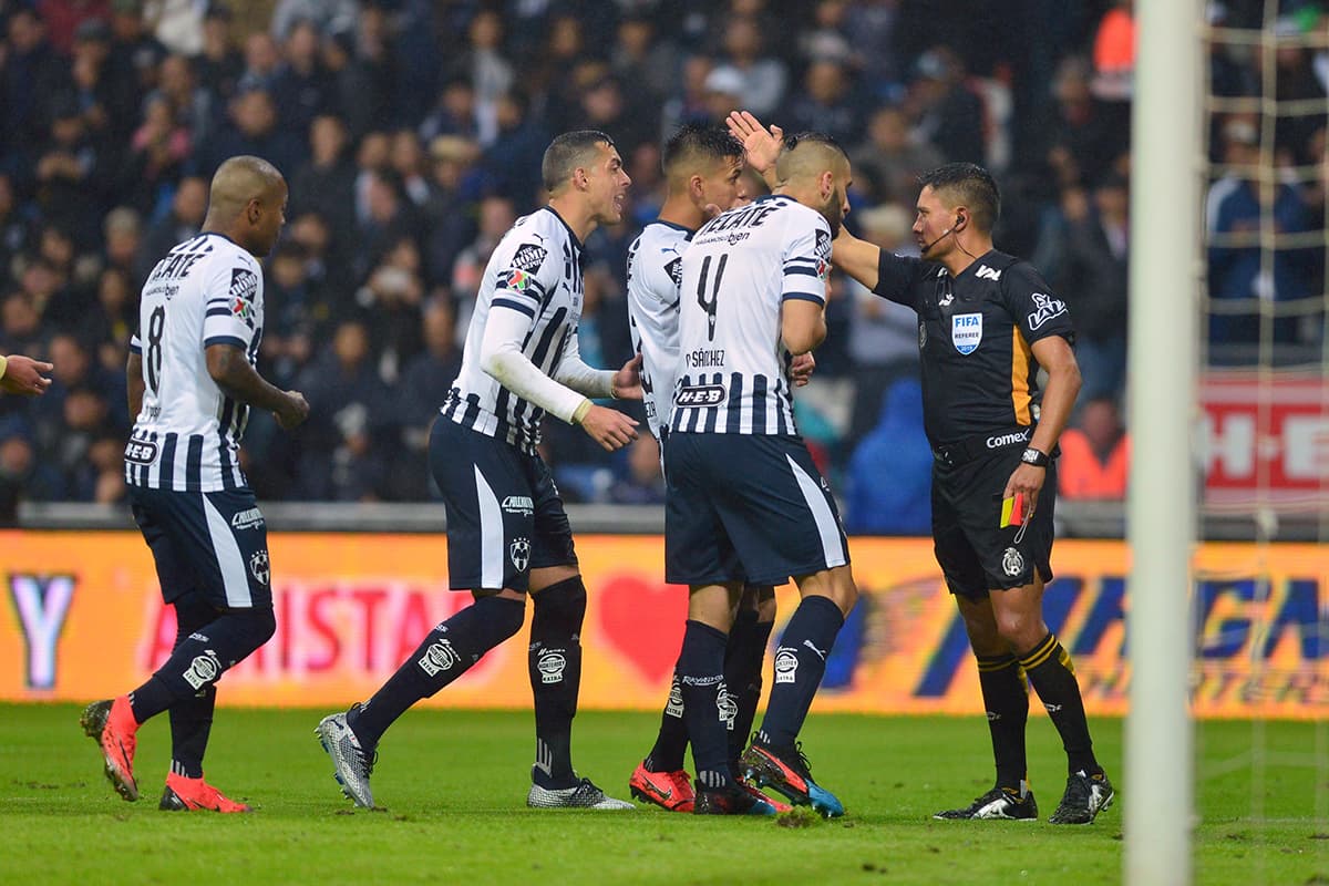 Al minuto 63, Nicolás Sánchez (4) erró un penal y por una supuesta falta sobre el arquero Agustín Marchesín resultó expulsado de forma insólita al minuto 64.