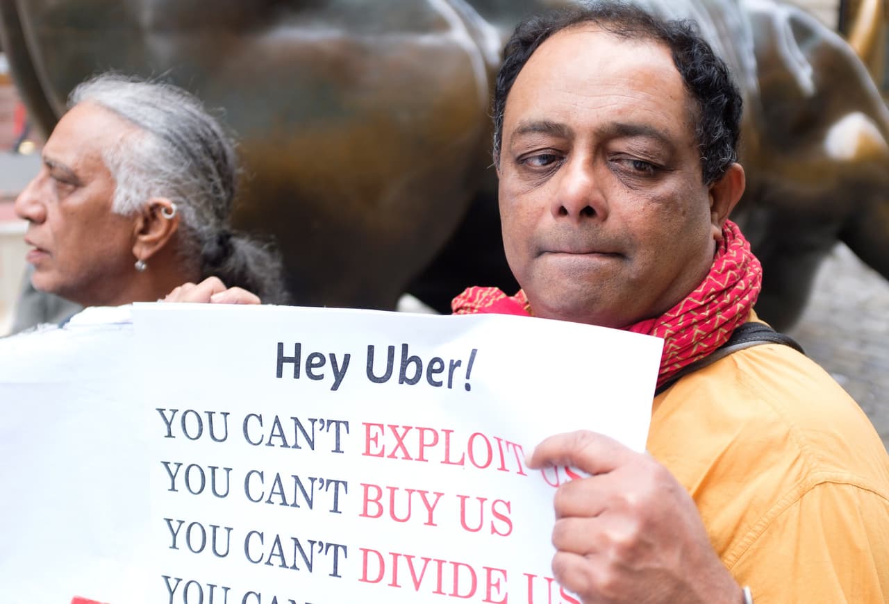 Conductores de Uber y Lyft de todo el mundo apagaron hoy sus aplicaciones para exigir mejores salarios, en momentos en que estas compañías están recibiendo miles de millones de dólares de sus inversionistas. En la fotografía los empleados de estos sistemas de transporte protestando en las calles de Nueva York.