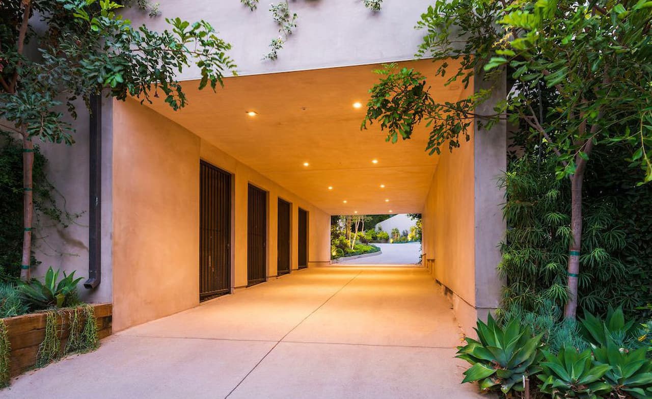 ¿Está lloviendo? No importa. Se puede salir y entrar a la casa sin paraguas porque la vía de entrada cuenta con 
<b>un espacio bajo techo frente a las puertas.</b>