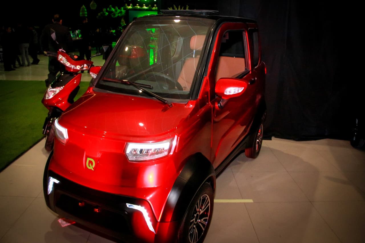 Cada modelo se encuentra equipado por cinco baterías de 12 voltios. Con un enchufe convencional de 220 voltios, a ésta le toma siete horas para pasar de 0% a 100% de carga.