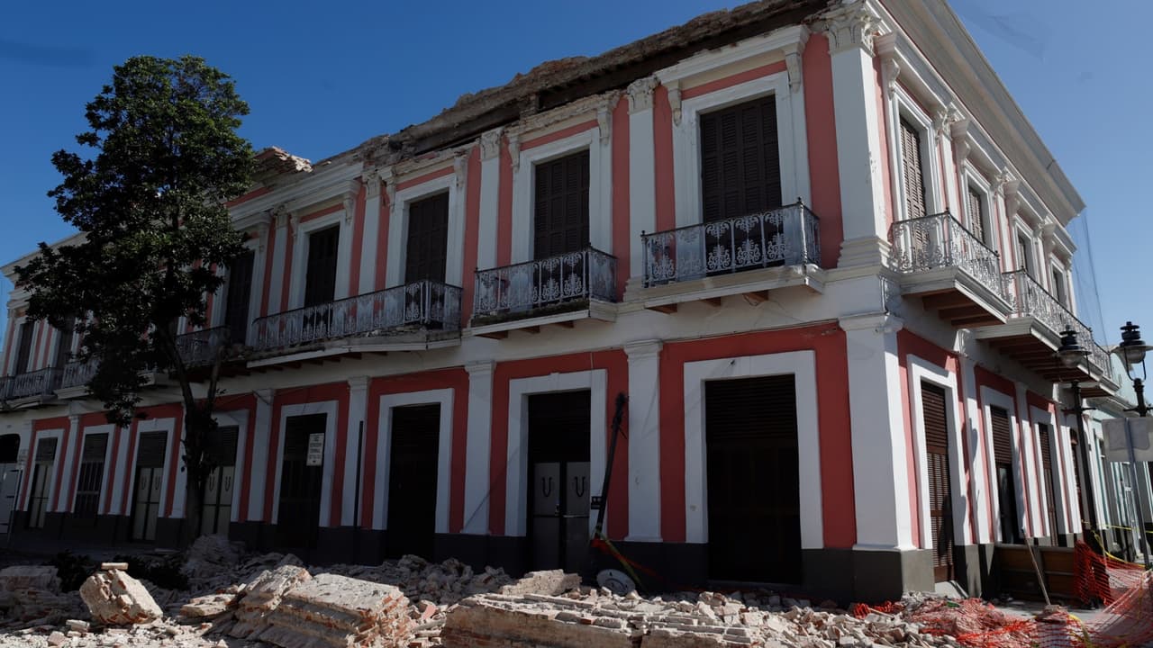 Un fuerte sismo de magnitud 5.9 estremeció a Puerto Rico este sábado tras más de 12 horas de réplicas