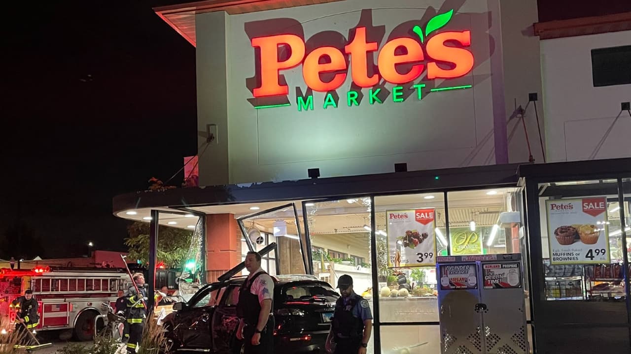 Un vehículo choca contra supermercado en West Elsdon y los ocupantes se dan a la fuga 