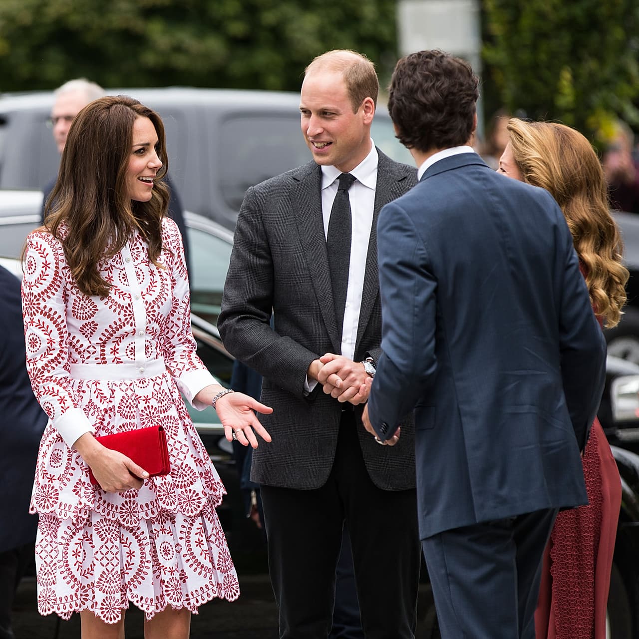 Otro de sus vestidos estampados más famosos y recordados este año, el blanco y rojo de Alexander McQueen que la Duquesa usó para su encuentro con el Primer Ministro de Canadá.