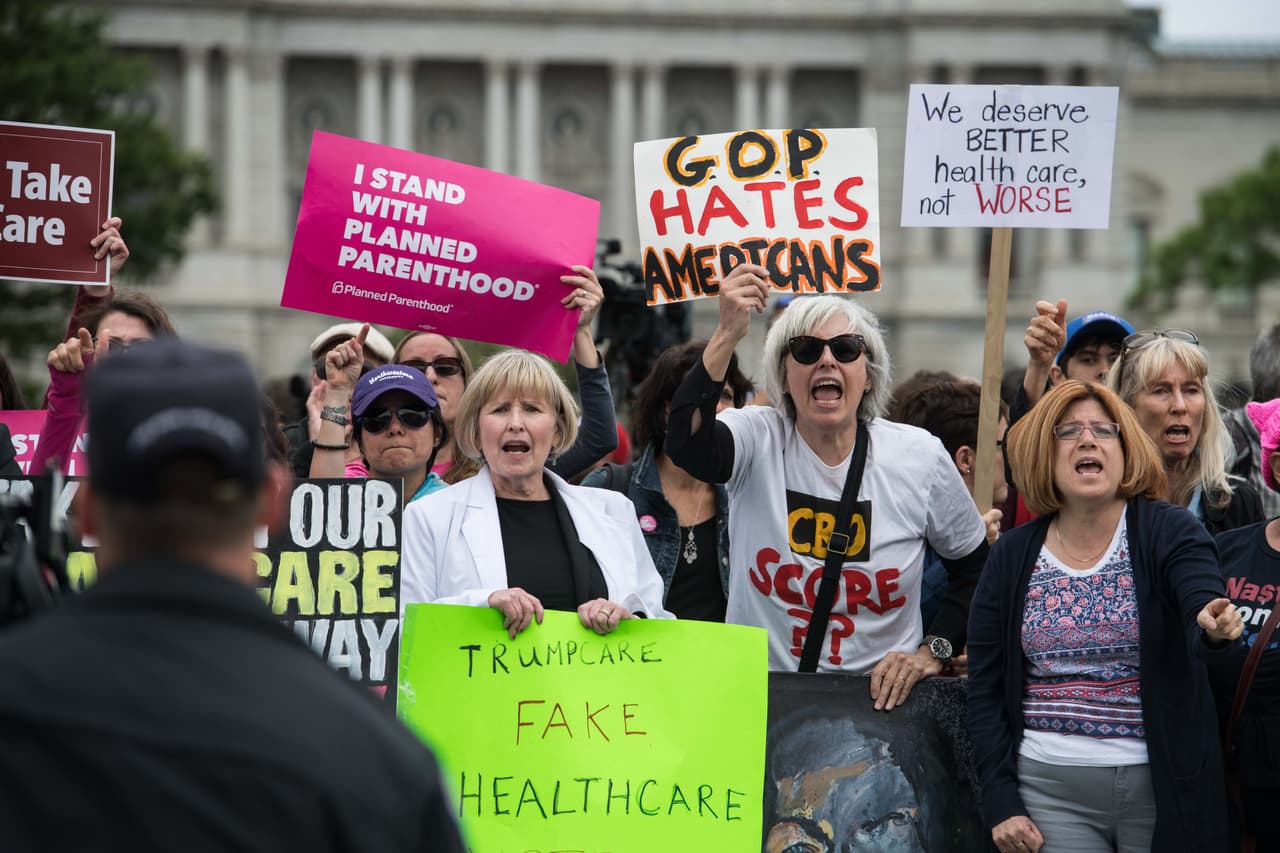 Otro aspecto del AHCA que preocupa a los pacientes es que 
<b>si hay una interrupción de la cobertura por más de 63 días, las aseguradoras podrán imponer nuevas reglas para la adquisición de la póliza</b>, independientemente de cuál haya sido el motivo de esa pausa (sea haber perdido el trabajo, enfermarse o no haber cumplido con el pago de la prima).