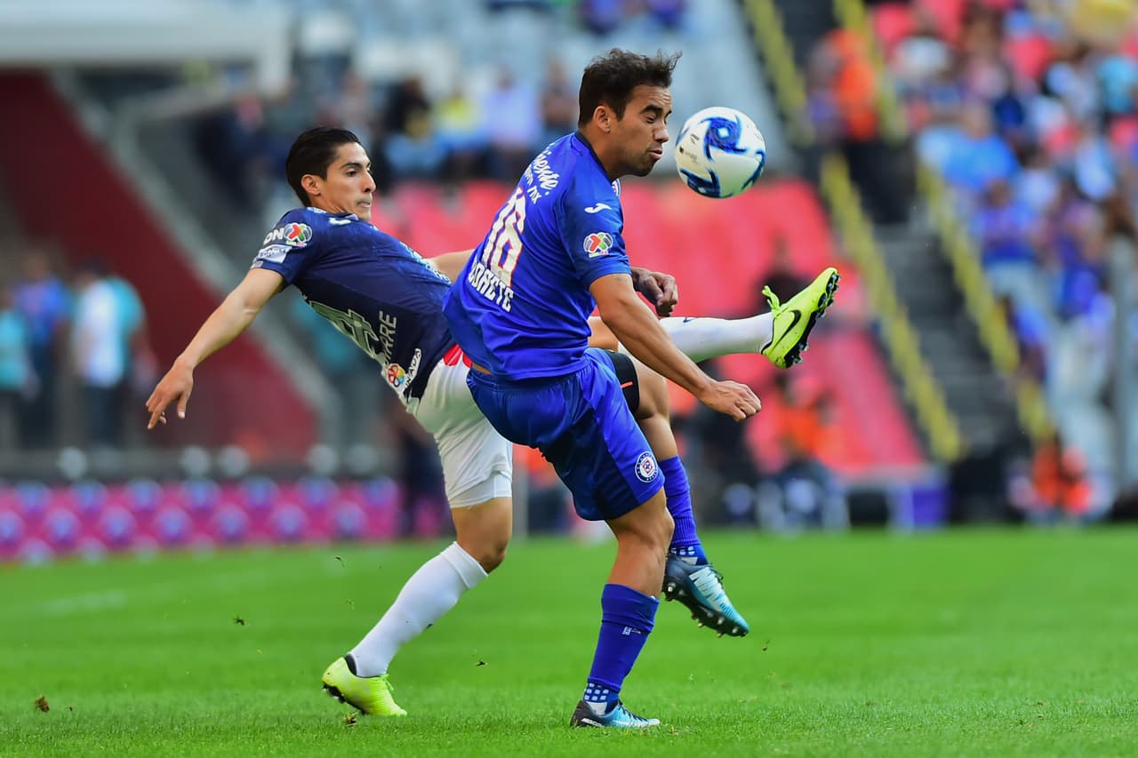 Con goles de Santiago Giménez, Jonathan Rodríguez y Juan Escobar, Cruz Azul consigue la voltereta y se lleva los tres puntos en el estadio Azteca.