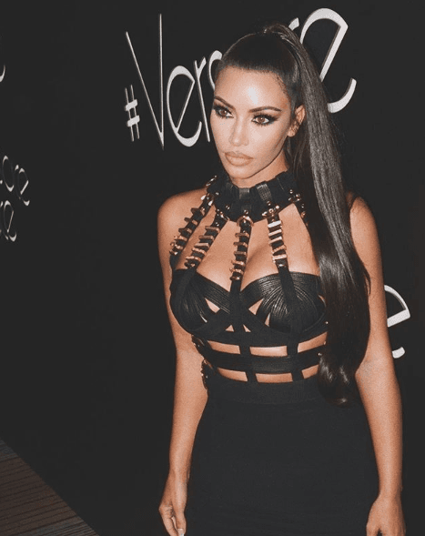 De acuerdo con el portal 
<a href="https://elle.mx/celebs-y-realeza/2018/05/09/kim-kardashian-llevo-el-look-que-donatella-versace-uso-en-1992-al-after-del-met-gala/" target="_blank">Elle</a>, Kim declaró que no importa cuánto tiempo haya pasado, ella es capaz de 'reciclar' un diseño vintage de la colección original bondage de Gianni Versace para portarlo con estilo y orgullo en pleno siglo XXI.