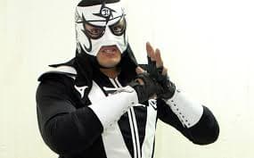 <b>Pentagón</b> luchaba contra La Parka original, cuando una caída lo dejó inconsciente, sufrió un paro respiratorio y hasta le afectó la vista.