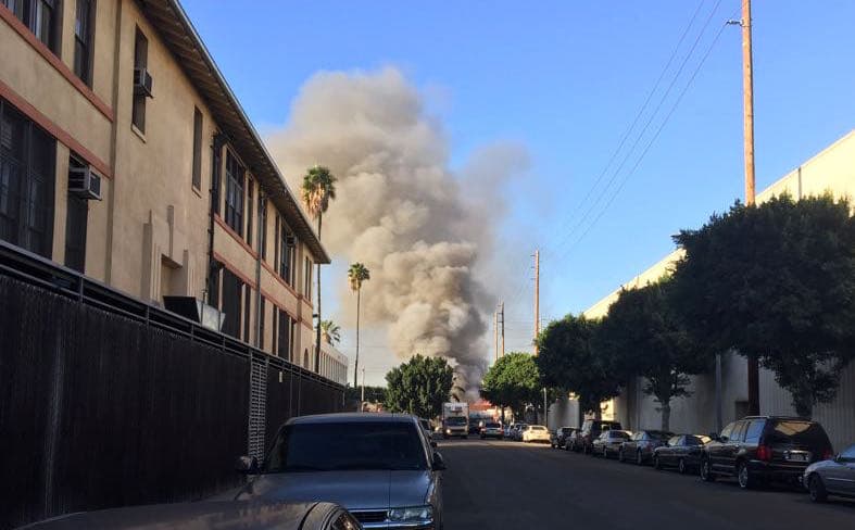 Arde una fábrica del centro de Los Ángeles