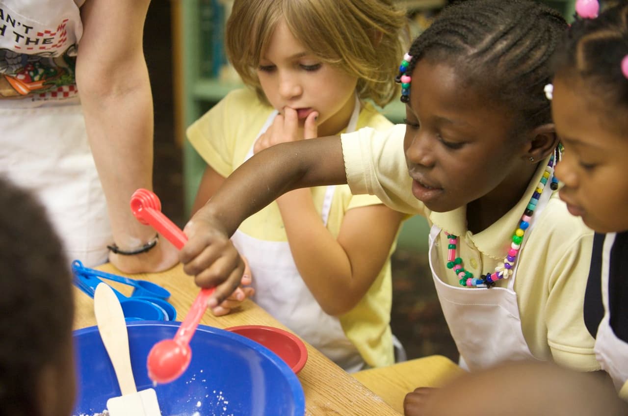 Los estudios muestran que oír repetidamente lenguaje generalizante puede impactar negativamente el comportamiento de los niños hacia otros grupos sociales.