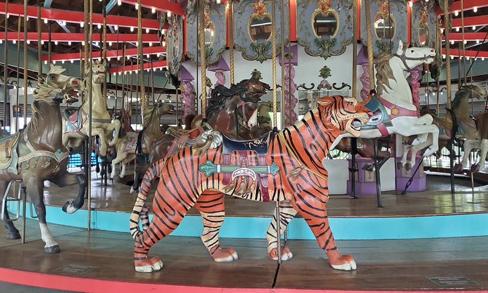 <b>Forest Park Carousel</b>
<br>
<br>Este carrusel se encuentra en el interior del Forest Park Carousel Amusement Villlage, en Manhattan.
<br>
<br>Data de 1903 y es el más antiguo en funcionamiento.
<br>
<br>Fue construido a mano por el maestro internacional Daniel Carl Muller y cuenta con carruajes, caballos y otros animales salvajes.
<br>
<br>Puedes visitarlo de abril a octubre.
<br>
<br>
<b><a href="https://forestparkcarousel.com/attraction/the-forest-park-carousel/" target="_blank">Para más información puedes dar clic aquí.</a></b>
<br>
<br>
<br>