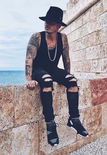 Lo veremos llenar de energía el escenario de la mejor fiesta del verano.