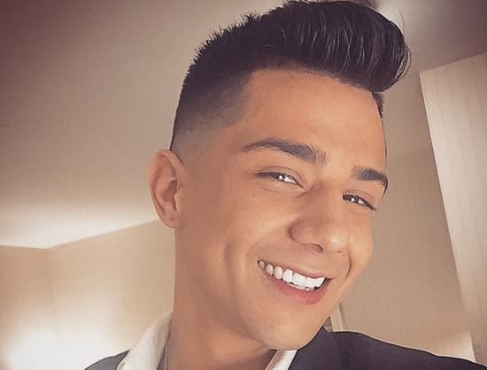 También tiene na doble nominación en la categoría de Mi Video Favorito.