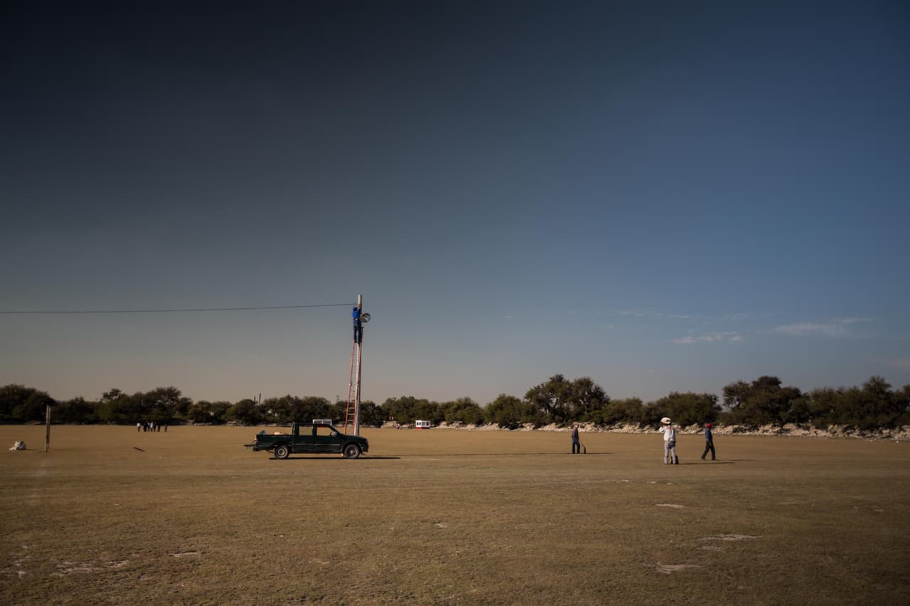 Francisco Gámez, 58, pone y ajusta focos de luz en la explanada en Laguna Seca donde serán la carrera de caballos y los conciertos. Procedente de Charcas, Francisco es uno de cuatro electricistas en su pueblo. Se enteró de los XV de Rubí porque también trabaja en una mina y un supervisor tenía internet abierto en una computadora. Almudena Toral