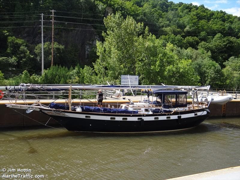 David Thompson estaba en el velero cuando de repente una ola lo tumbó. Al ser un incidente inesperado, no tuvo manera de poder dar a conocer su paradero ni la situación por la que atravesaba.”, dijo Ricardo Castrodad, especialista en relaciones públicas de la Guardia Costera en San Juan, Puerto Rico.