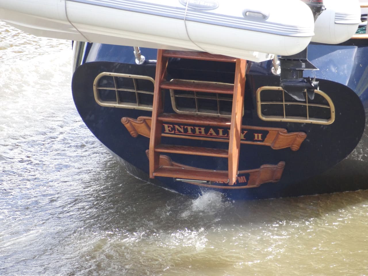 David Thompson, un ingeniero jubilado de 68 años, navegaba solo en su velero Enthalpy II, de 49 pies, cuando inesperadamente cayó al mar.