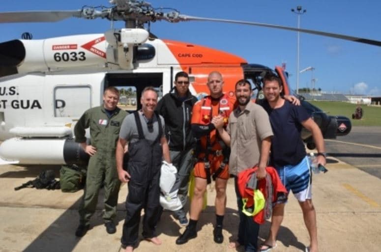 Hace apenas unas semanas tuvieron una situación en la que cuatro personas que andaban en un catamarán pudieron avisar que su embarcación se estaba hundiendo. La Guardia Costera logró ubicarlos y traerlos a tierra.
