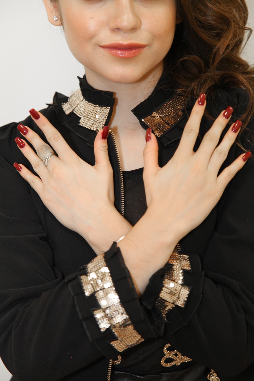 Para completar el look, pintósus uñas de rojo quemado, sin mayor detalle. Todo esto para tener un toque de seriedad y madurez.