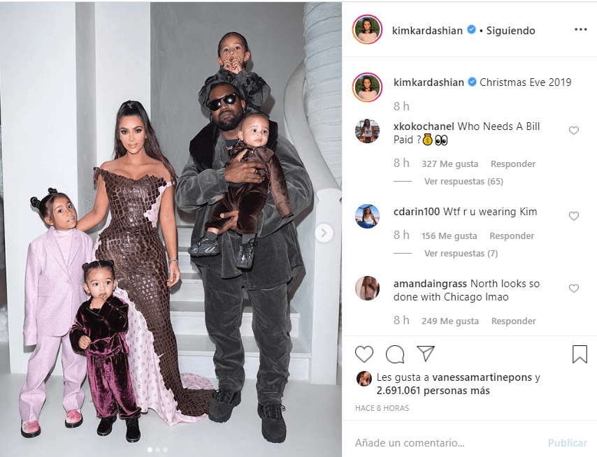 A su vez, Kim Kardashian publicó una postal navideña con su esposo Kanye West y sus hijos Psalm, Chicago, Saint y North, que los muestra en el evento. "Nochebuena 2019", se limitó a escribir al pie de la imagen.