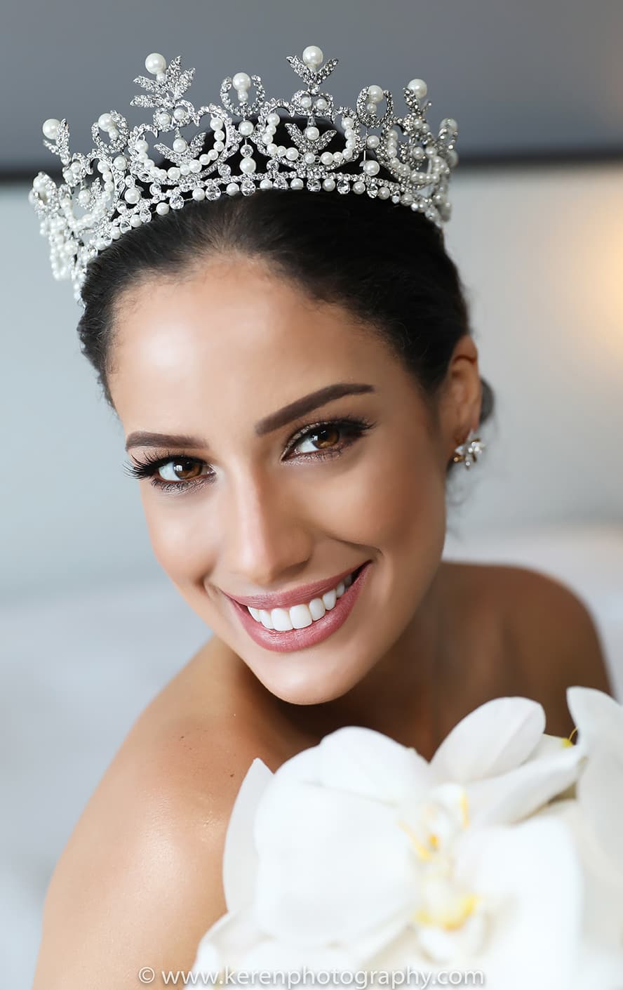 Utilizó una tiara, como la reina que es.