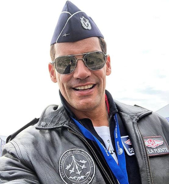Además es Oficial en la Reserva de la Fuerza Aérea Chilena y miembro de la Escuadrilla de Alta Acrobacia Halcones.