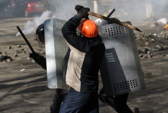 La policía ucraniana cercó hoy a los manifestantes en el corazón de las protestas opositoras de la plaza de la Independencia de Kiev (Maidán), tras una jornada en la que murieron 14 personas en los disturbios que estallaron en la capital. Víktor "Yanukóvich se ha convertido en un presidente sangriento", aseguró hoy el dirigente opositor Vitali Klitschkó en un llamamiento a los países democráticos para que intervengan en Ucrania y frenen la violenta confrontación. Según se acercaba la medianoche, los temidos Berkut, el destacamento antidisturbios, estrechaban el cerco en torno a los miles de manifestantes concentrados en el Euromaidán, bastión de las protestas desde el pasado 21 de noviembre. "Los extremistas de la oposición han cruzado la línea roja; matan a inocentes en la calles de la capital de Ucrania, vejan a mujeres, queman edificios y automóviles. Y si los disturbios continúan, nos veremos obligados a actuar con firmeza", rezaba el ultimátum del Servicio de Seguridad y el Ministerio del Interior de Ucrania. Advierten a los americanos que se queden dentro de las casas y de nuevo se sienten explosiones en la ciudad.