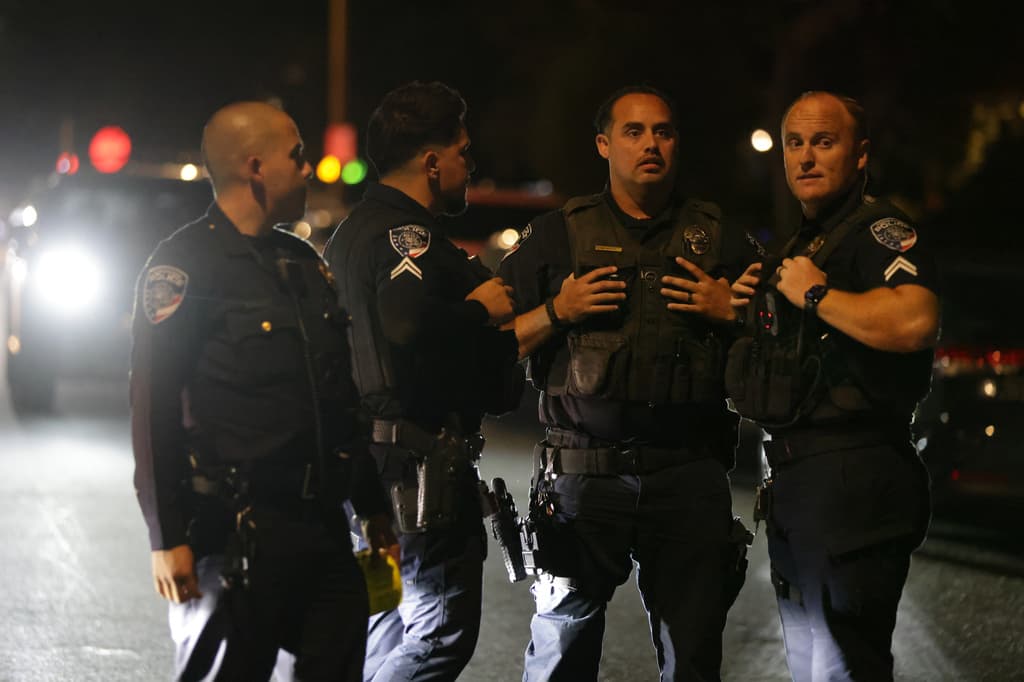 La presencia simultánea de agentes y de la prensa en el lugar confirma que el operativo en el sur de California se activó en cuestión de horas tras el ataque en Washington.