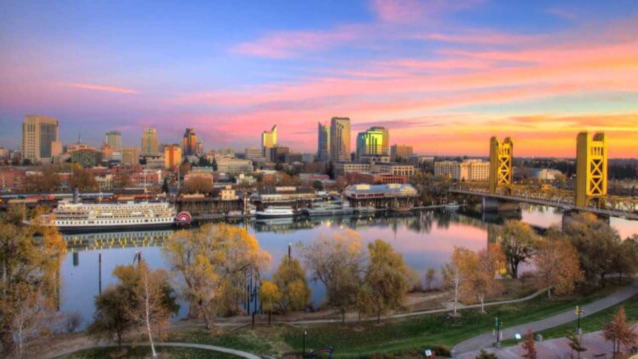 <b>Sacramento</b> se ubicó en la posición 
<b>133 de 151</b>, siendo la segunda mejor de todo California gracias a que destacó en 
<a href="https://www.univision.com/local/sacramento-kuvs/sacramento-mejor-lugar-para-vivir-california">temas de economía</a> por su baja tasa de pobreza; sin embargo, se encuentra entre las peores en cuestiones de educación.