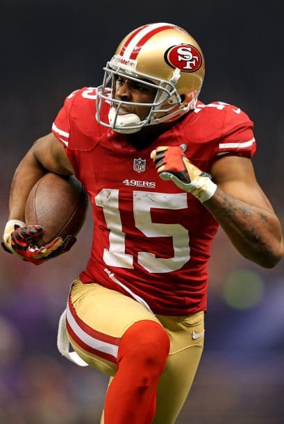 La gran fiesta deportiva del año en Estados Unidos, el Super Bowl de la Liga Nacional de Fútbol Americano (NFL), en su cuadragésima séptima edición, ya forma parte de la historia con los Ravens de Baltimore como nuevos campeones al vencer por 34-31 a los 49ers de San Francisco. Los pronósticos se cumplieron, los Ravens llegaron al Mercedes-Benz Super Dome de Nueva Orleans con el mejor mariscal de campo del momento, Joe Flacco, y la mejor defensa de la NFL, ambos factores se hicieron presentes en los momentos decisivos que hicieron posible el triunfo y el conseguir el segundo trofeo Vince Lombardi en la historia de la franquicia de Baltimore. Flacco, de 28 años, fue el líder perfecto en la primera parte al conseguir tres pases de anotación, que lo dejaron como el sexto mariscal que lo consigue en la historia del Super Bowl y una ventaja parcial de 21-6 al descanso que sería decisiva. El safety Ed Reed, nativo de New Orleans, empataría la mejor marca de la fase final de la NFL con nueve robos aéreos, mientras que Kaepernick quedaría con la mancha de la interceptación que sufrió. Antes que se diese el ya histórico apagón, el primero en un Super Bowl, el receptor abierto Jacoby Jones también quiso entrar en los libros de las marcas al conseguir nada más comenzar el tercer periodo al regresar 108 yardas de "touchdown" una devolución de balón, la mejor de todos los tiempos. Kaepernick y los 49ers vivieron los momentos estelares del partido al conseguir 23 puntos en menos de 13 minutos, 17 fueron consecutivos. Lewis, no brilló como en el primer Super Bowl del 2001 cuando ganó el premio de Jugador Más Valioso (MVP), que esta vez le fue con todos los honores a Flacco, al completar 22 de 33 pases para 287 yardas, sin interceptaciones, pero hizo seis derribos y cuatro fueron "placajes" solitarios. Suficientes para que los Ravens lograsen el segundo trofeo Vince Lombardi en su historia y Lewis pudiese cerrar con broche de oro su legado de 17 temporadas brillantes dentro de la competición de la NFL. Mientras que la revelación de la temporada Kaepernick confirmó que es un mariscal muy especial, lleno de energía, que corre como nadie, que tiene un dinamismo único, pero que todavía no pudo emular a los legendarios Montana y Young, que lo precedieron al frente de los 49ers en los cinco Super Bowls que disputaron y que consiguieron ganar. Los jugadores de los 49er, encabezados por el corredor Frank Gore insistieron que su equipo fue mejor como conjunto que los Ravens se aprovecharon de acciones aisladas. Pero el marcador final estableció que los ganadores fueron los Ravens, por eso dos hermanos, John y Jim Harbaugh, los primeros en la historia de la NFL que dirigieron a los equipos que disputaron un título de Super Bowl, al concluir el partido fueron al encuentro y se dieron un gran abrazo.