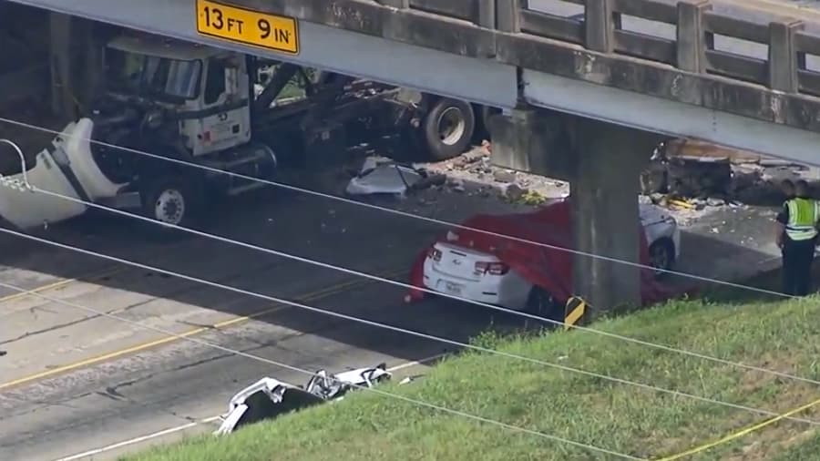 El colapso del puente ocurrió sobre la autopista 90, cerca a la intersección con la autopista 36. Foto: Cortesía ABC13.