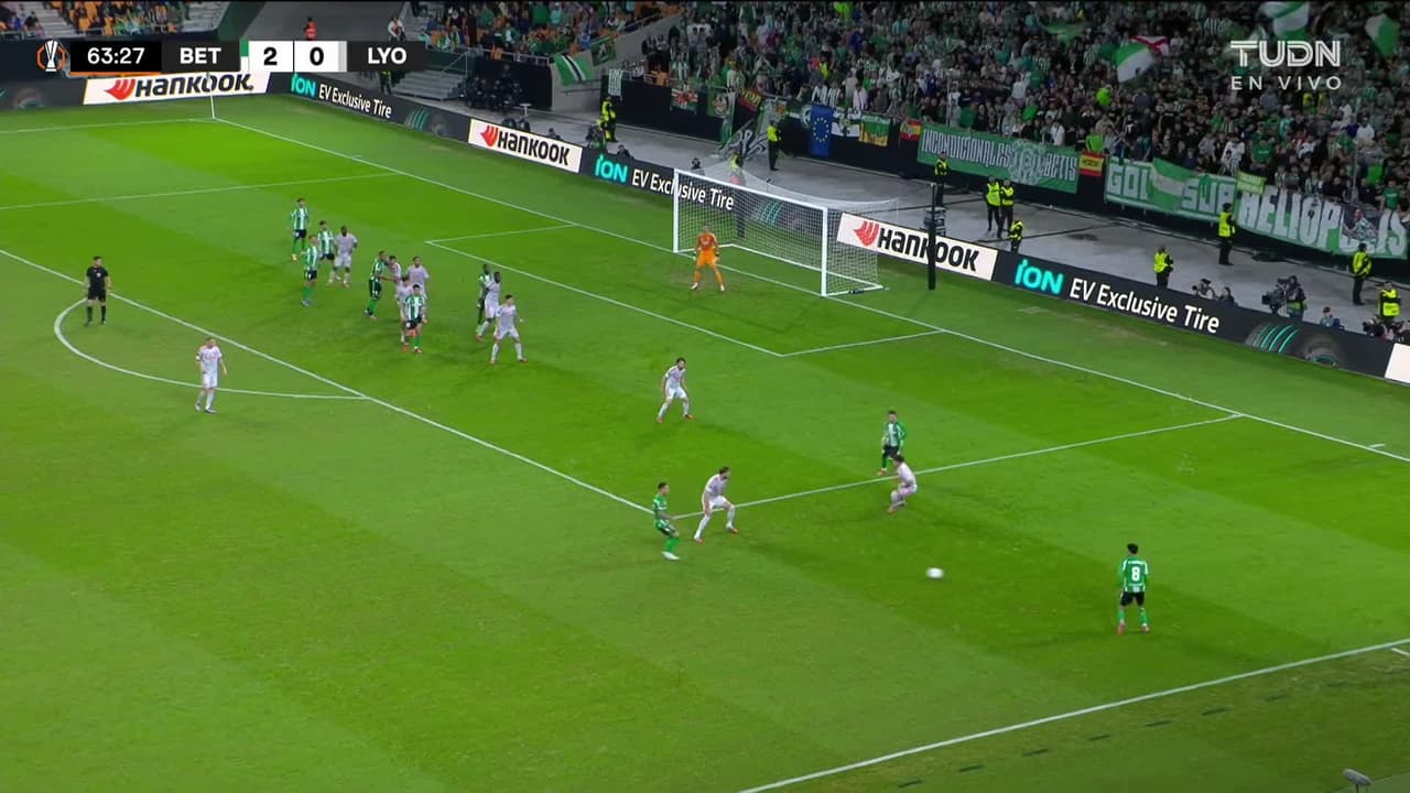 ¡TIRO ATAJADO! disparo por Giovani Lo Celso.