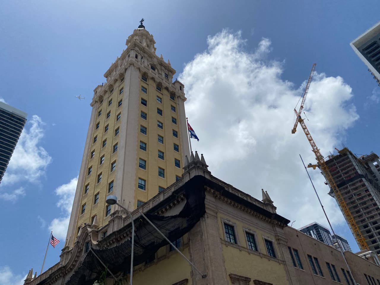 Este edificio es reconocido como el “Freedom Tower" y durante algún tiempo fue un monumento a los refugiados que huyeron a los Estados Unidos desde Cuba. En la actualidad es un Museo de Miami Dade College. El edificio esta temporalmente cerrado por renovaciones.