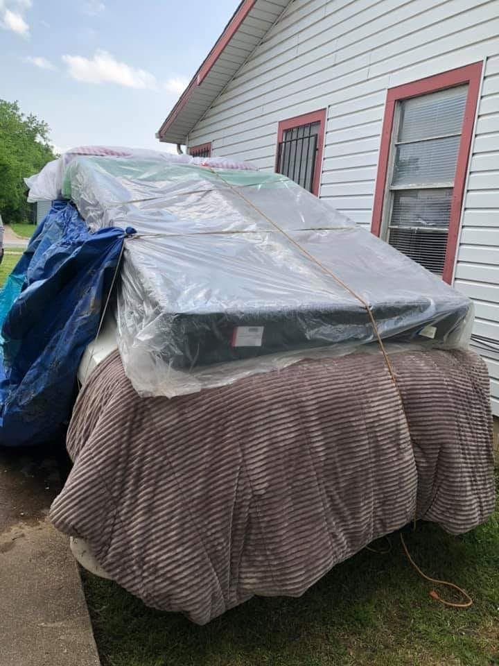 Fue bastante común ver colchones sobre vehículos.