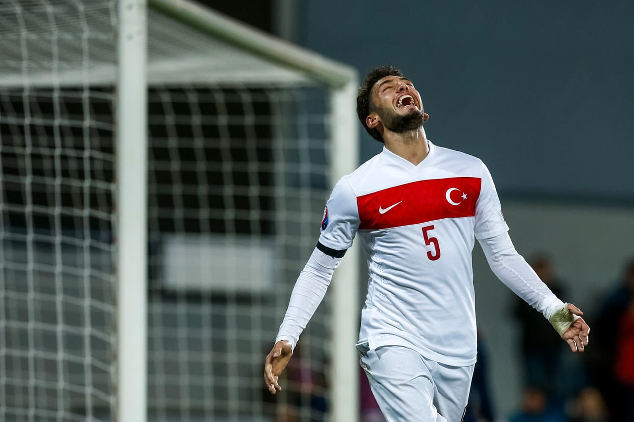 Turquía vence a la República Checa y queda con opciones de meterse a la Euro en repechaje