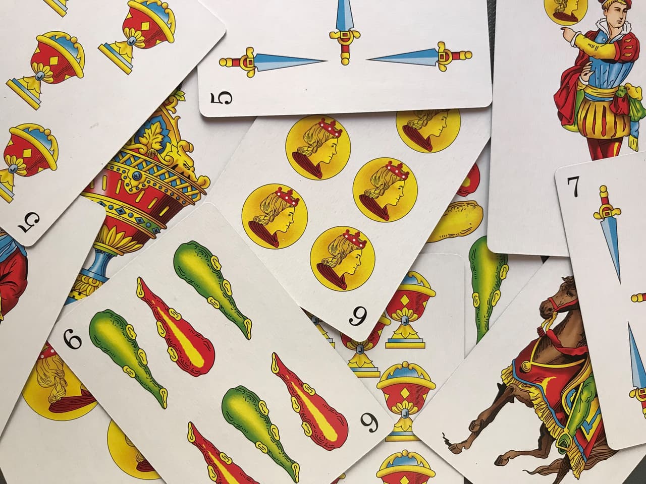 La baraja española puede consistir de 40 naipes, pero también hay de 48 o hasta de 50 —dependiendo del juego. La baraja de 40 cartas está numerada del 1 (as) al 7, saltando el 8 y el 9 hasta llegar a las figuras del 10 (sota o paje), 11 (caballo o caballero) y 12 (rey). NO tiene reinas o figuras femeninas.