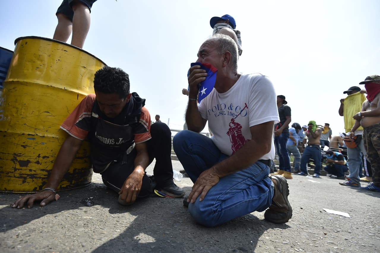 Algunos de los que llevaban la ayuda humanitaria se han debido resguardar de los disparos desde Venezuela.