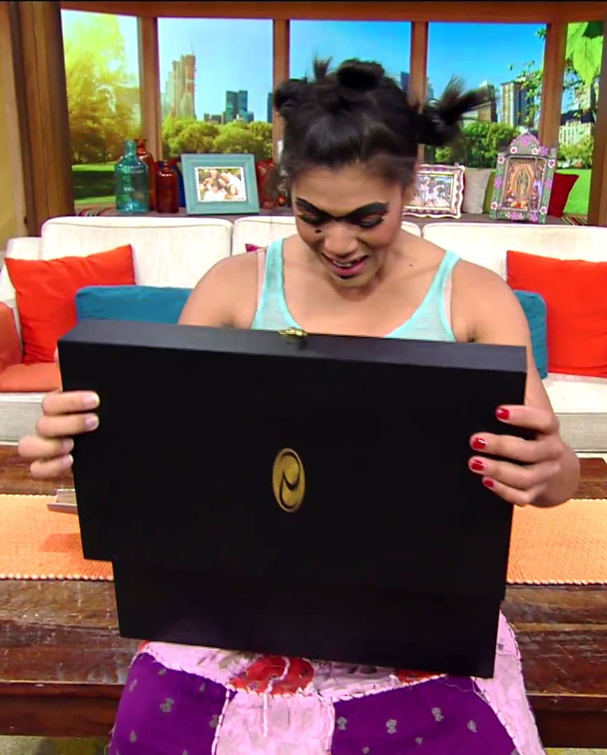 Mela la Melaza deseaba con todas sus fuerzas poder tomarse una foto con el premio Emmy, pero no contaba con un pequeño detalle.