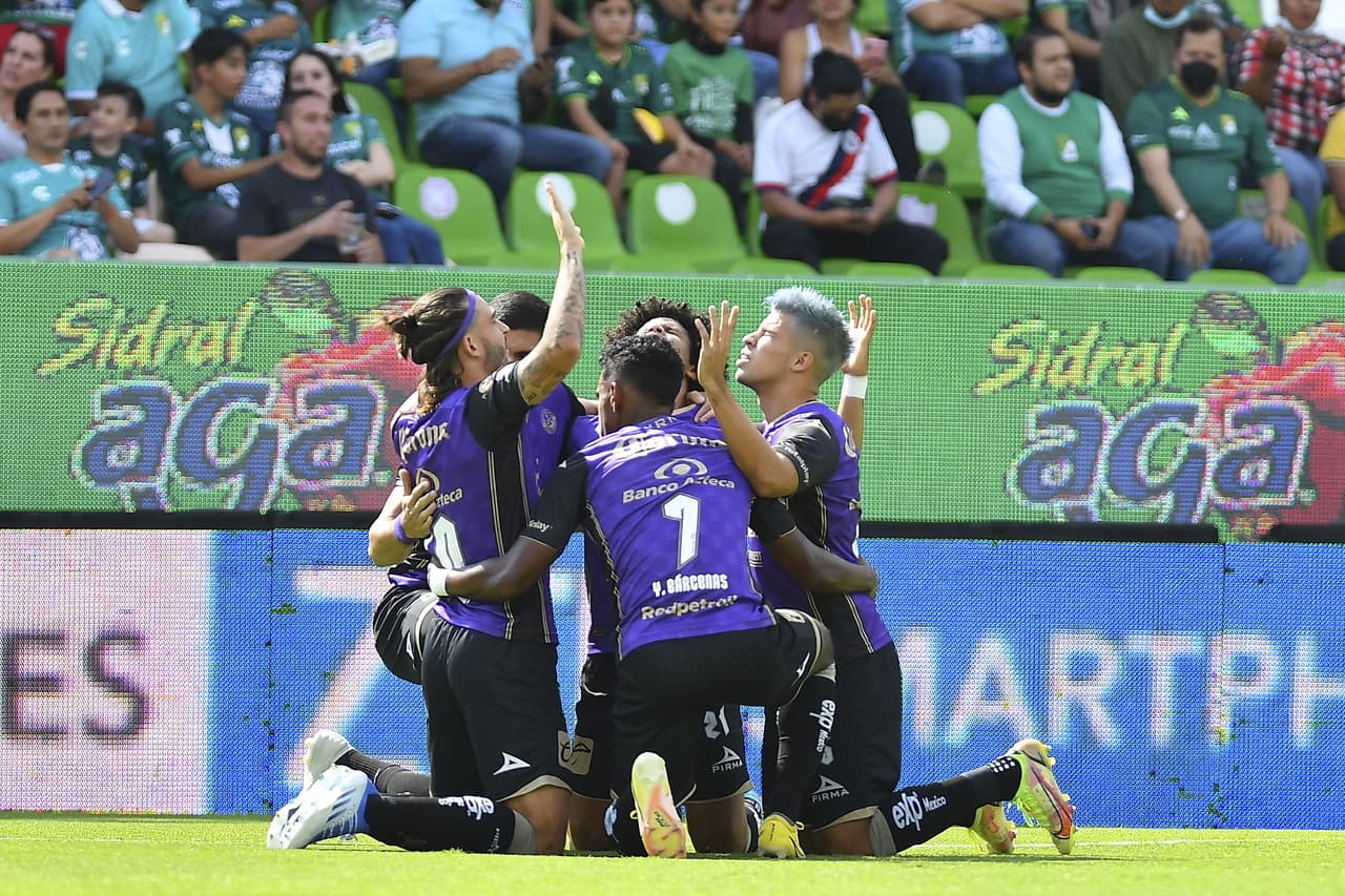 Mazatlán FC golearon a domicilio al León 0-3 en el juego de la Jornada 8 del Apertura 2022. Los Cañoneros sentenciaron el partido en los primeros 17 minutos del primer tiempo con goles de Nicolás Benedetti, Eduardo Bello y un autogol de Stiven Barreiro.