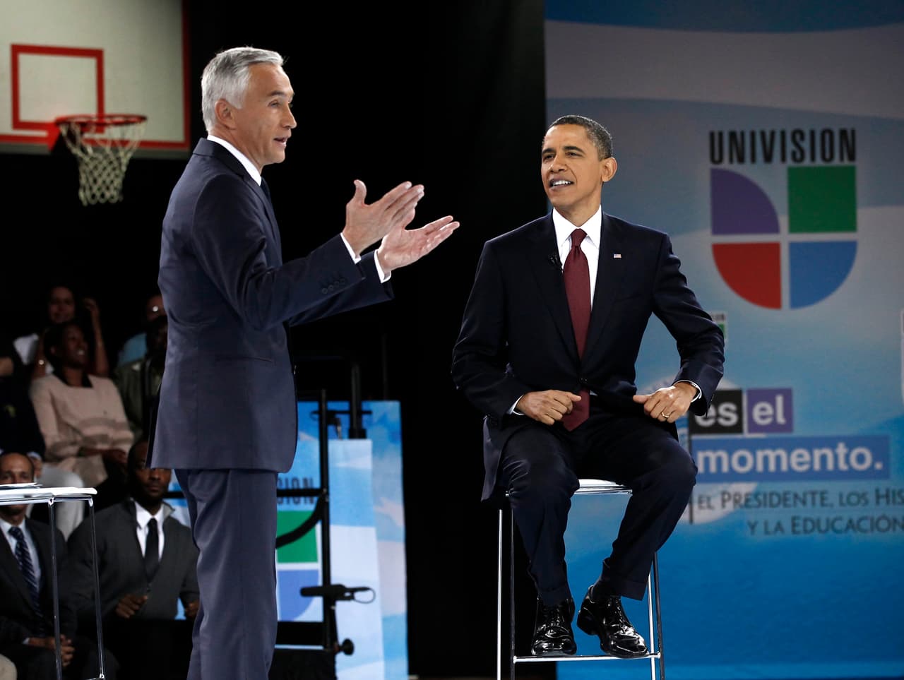 Las ideas de políticos estadounidenses y latinoamericanos han llegado a la comunidad hispana en entrevistas que ha realizado Jorge Ramos. En la fotografía, el periodista conversa con el presidente Barack Obama en un programa especial para Univision.