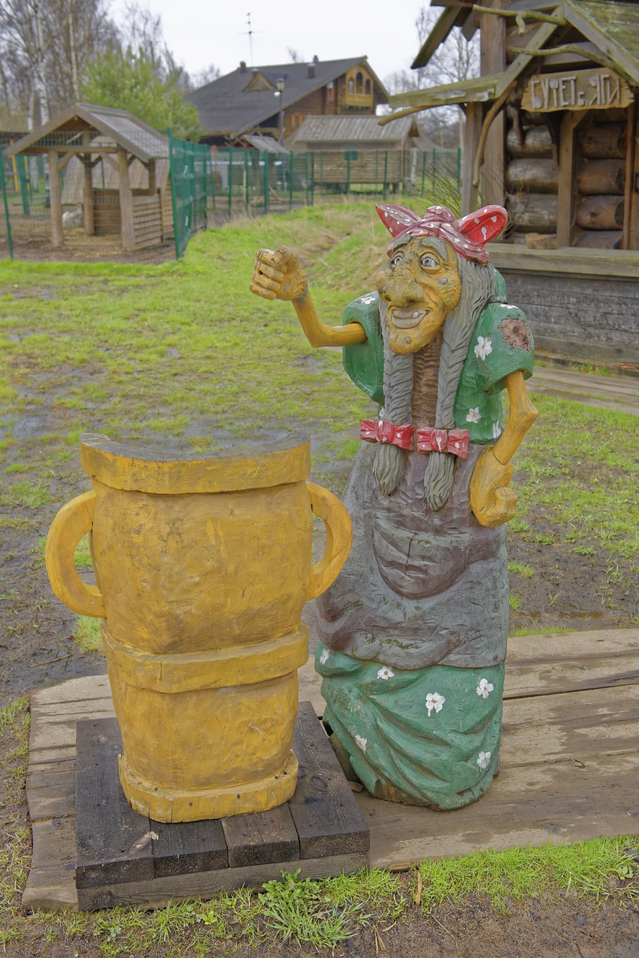 La bruja Baba Yaga es una anciana milenaria muy alta, con la cara deforme, huesuda y arrugada, que habita en una cabaña de madera en los bosques poblados de Rusia, rodeada de árboles altos que ocultan su presencia y que sobrevive a través de los siglos devorando no sólo niños malos sino castigando a los que ella considera que se portaron mal.