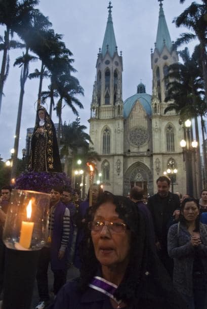 Por medio de representaciones tratan de vivir lo que vivió Cristo ese día.